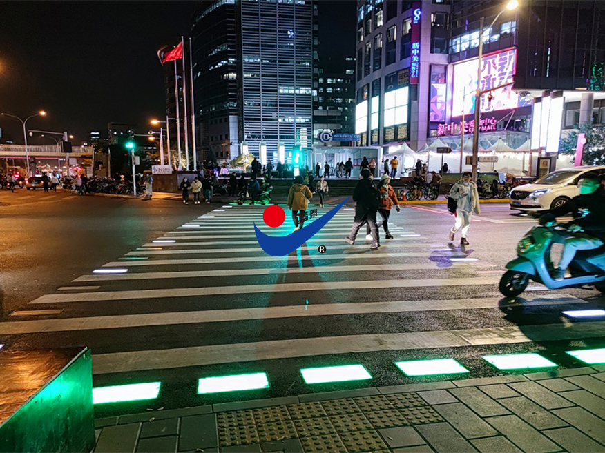 北京新中關(guān)購物中心.jpg